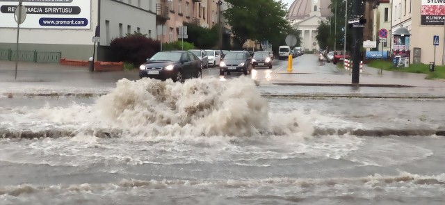 IMGW od rana ostrzegała przed możliwymi burzami w Kujawsko-Pomorskiem. Burza z silnym deszczem nadeszła nad Bydgoszcz po godz. 19.00, a opady zamieniły ulice w rzeki. Na ulicy Jagiellonów wybiła studzienka, deszcz całkowicie zatopił ulice, podtapiając samochody. Tramwaje przestały kursować....Zobaczcie, jak to wyglądało po godz. 19.00 >>>Zalane ulice w Bydgoszczy p oburzy 28.06.2020 r.