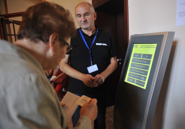 Takie rozwiązanie jest obecnie rozważane jako uzupełnienie obecnego systemu emerytalnego. Obecnie, jak wiadomo by przejść na emeryturę – poza np. służbami mundurowymi – trzeba mieć ukończone 60 lat kobieta, 65 lat mężczyzna. Zobaczcie, co się zmieni.