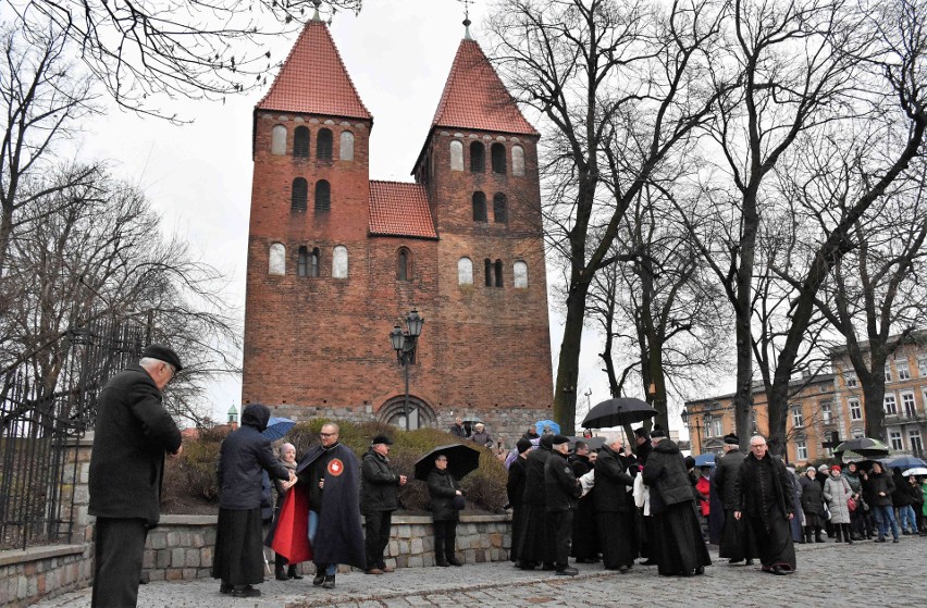 Wierni uczestniczyli w Miejskiej Drodze Krzyżowej, którą...