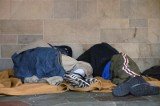 Bezdomni śpią na klatce schodowej w jednym z bloków na Niebuszewie. Mieszkańcy: nie czujemy się bezpiecznie     