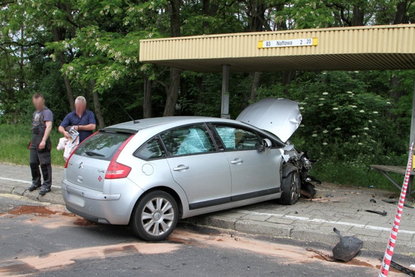 Wypadek na ul. Zjednoczenia w Zielonej Górze. Auto wjechało w przystanek autobusowy (zdjęcia)