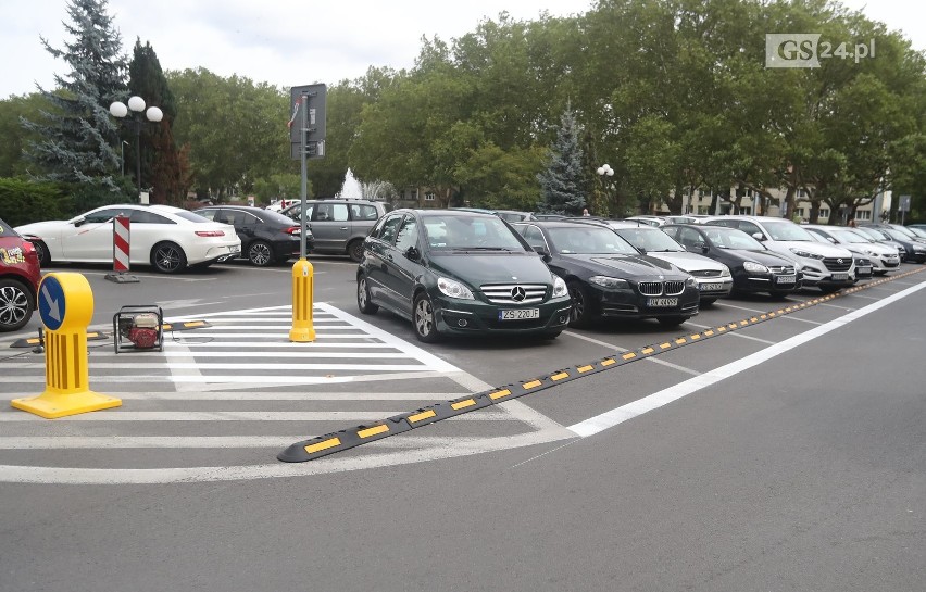 Zmiany przy Urzędzie Miasta Szczecin. Mniej miejsc parkingowych, ale lepszy dojazd