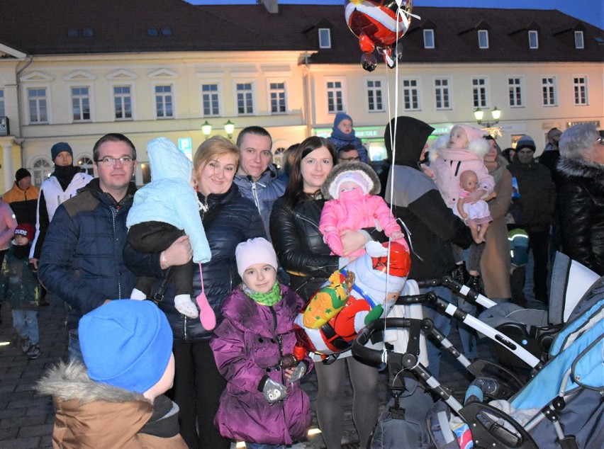 Choinka świąteczna zabłysnęła w Oświęcimiu. Najbardziej cieszyły się dzieci, które razem ze Świętym Mikołajem zaświeciły choinkę  [ZDJĘCIA]