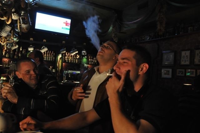 Niektórzy palacze - np. w pubie Maska w Opolu - z dymkiem żegnać się nie muszą. W tym lokalu palić będzie można nadal, zakaz obowiązywać będzie z sąsiednim Laboratorium.