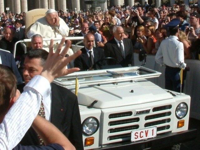 Papież Jan Paweł II podczas audiencji generalnej 29 września 2004 r. na placu św. Piotra w Rzymie.