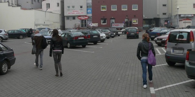 Na parkingu za centrum handlowym między ulicami Czarnieckiego i Skarbową nie obowiązuje już płatne parkowanie. To jest teraz teren miasta. 