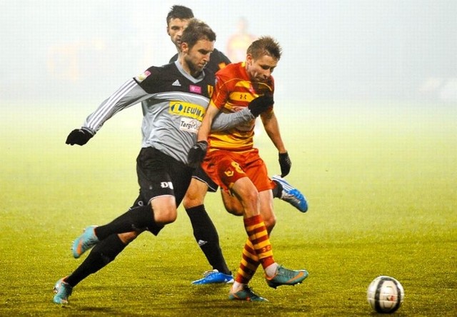 Tomasz Kupisz (na żółto-czerwono) w walce z obrońcami Korony w jesiennym meczu w Białymstoku (0:0).