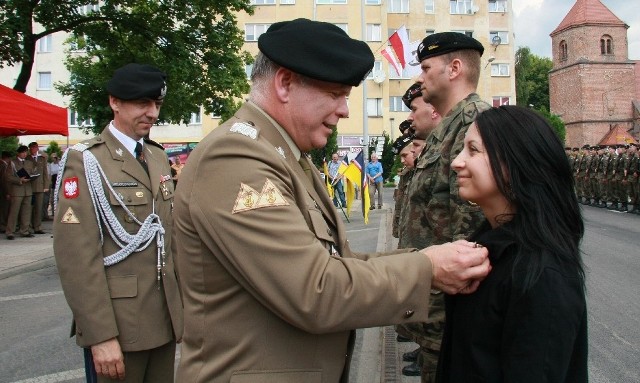 Jedną z Gwiazd Afganistanu generałowie Sławomir Wojciechowski i Paweł Lamla wręczyli Agnieszce Władyce, która jest wojskowym psychologiem i przed dwoma laty służyła w Afganistanie.