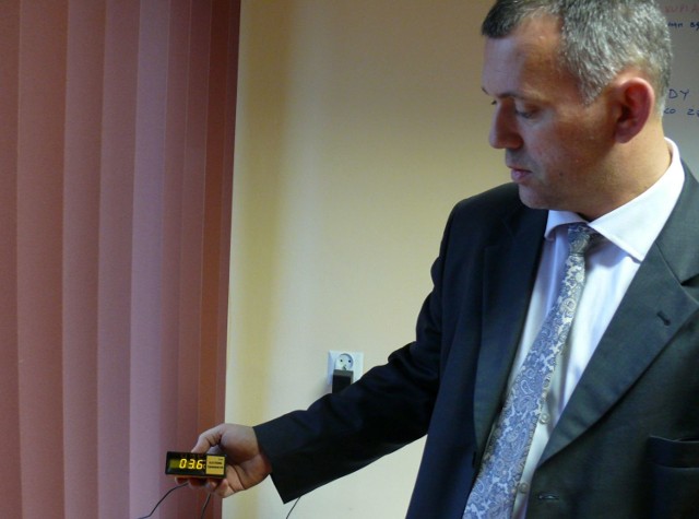 Prezes PEC Andrzej Szymonik smętnie patrzy na wskaźnik, pokazujący nieprzeciętnie wysokie temperatury na zewnątrz.