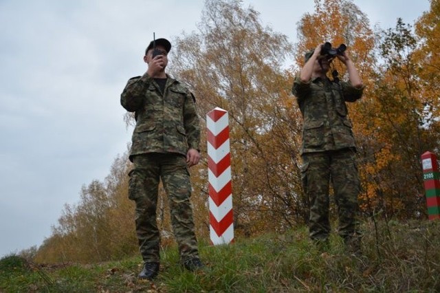 Strażnicy podczas patrolu polsko-białoruskiej granicy