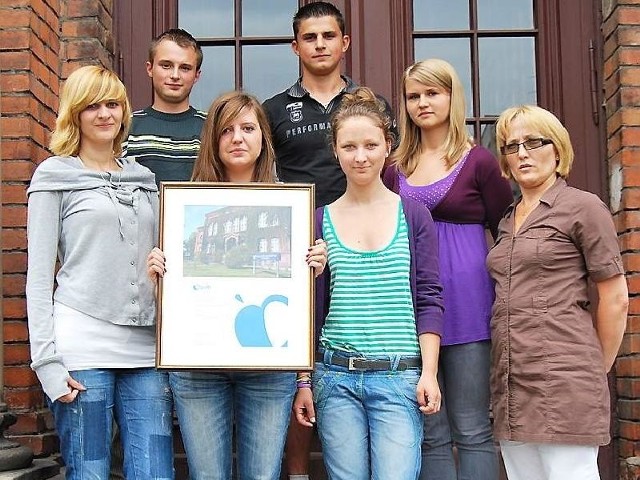 Członkowie Szkolnego Klubu Humanitarnego wraz z opiekunką Aleksandrą Roznerską prezentują certyfikat