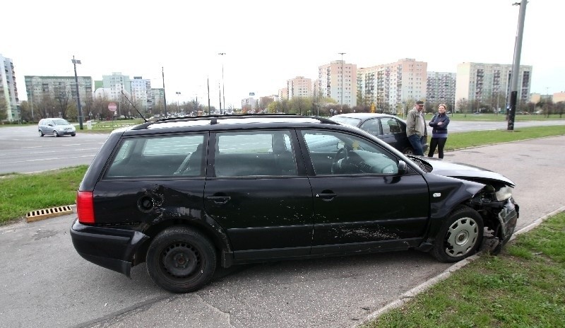 Kraksa na rondzie Sybiraków. Daewoo tico zderzyło się z volkswagenem [ZDJĘCIA]