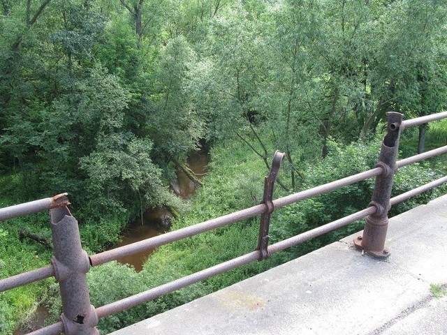 Niszczeje zabytkowy most nad Borują w Bytowie