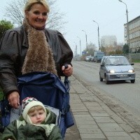 - Ulica Sikorskiego jest teraz chyba najgorsza w całym mieście - mówi Barbara Jóźwiak, spacerująca z małą Olą.