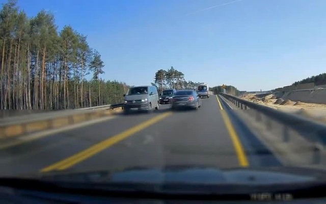 Zdarzenie zostało nagrane na odcinku S3 koło Lubina. Kierowcy pędzili za karetką na sygnałach, puszczaną przez inne pojazdy, w dodatku nie zważali na podwójną linię ciągłą. Karetka pędziła na sygnałach świetlnych i dźwiękowych. Autor filmu natychmiast zjechał do prawej krawędzi drogi robiąc jak najwięcej miejsca. Tam samo zachwali się kierowcy jadący z naprzeciwka.Tymczasem za karetką pędziły dwa samochody osobowe. Kierowcy opla i daewoo wykorzystali to, że inni użytkownicy drogi robią miejsce karetce. Jechali za karetką wyprzedzając auta na podwójnej linii ciągłej i powodując zagrożenie na drodze.