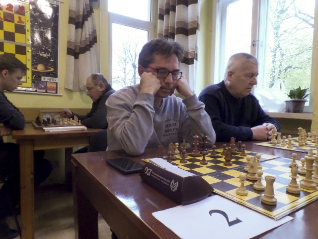 Na zdjęciu na pierwszym planie Piotr Rogalski, obok z prawej zwycięzca