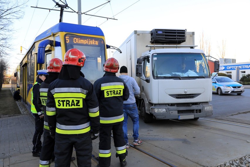 Toruń. Ciężarówka zderzyła się z tramwajem na ulicy Ślaskiego! [ZDJĘCIA]