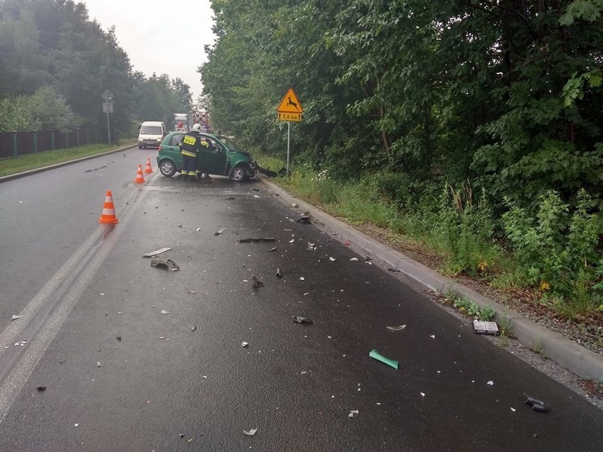 Wypadek na drodze wojewódzkiej w Przyborowie, osobowy daewoo zderzył się z ciężarówką, droga została zablokowana