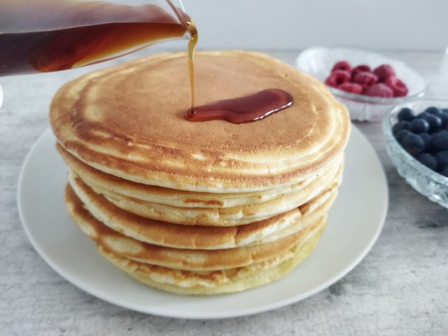 Delikatne i puszyste pancakes to śniadaniowy hit! Zobacz wskazówki, jak je przygotować krok po kroku. Kliknij galerię i przesuwaj zdjęcia.