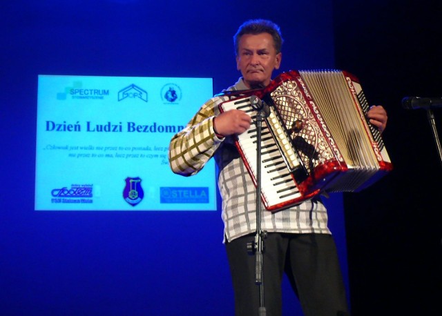 Bezdomny Leszek Grabowski dał koncert na akordeonie, co było dowodem na to, że bezdomni mężczyźni są także utalentowani artystycznnie.