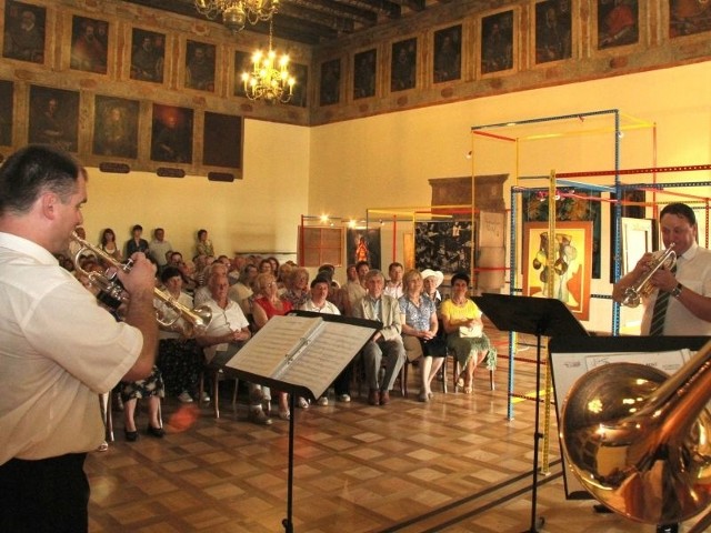 Mnóstwo osób z zainteresowaniem przysłuchiwało się Świętokrzyskiemu Kwintetowi Blaszanemu, który w niedzielę wystąpił w pałacu Biskupów Krakowskich w Kielcach.