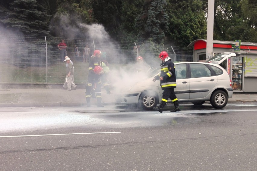 Pożar samochodu na al. Racławickich w Lublinie. Zapaliła się komora silnika (ZDJĘCIA, WIDEO)