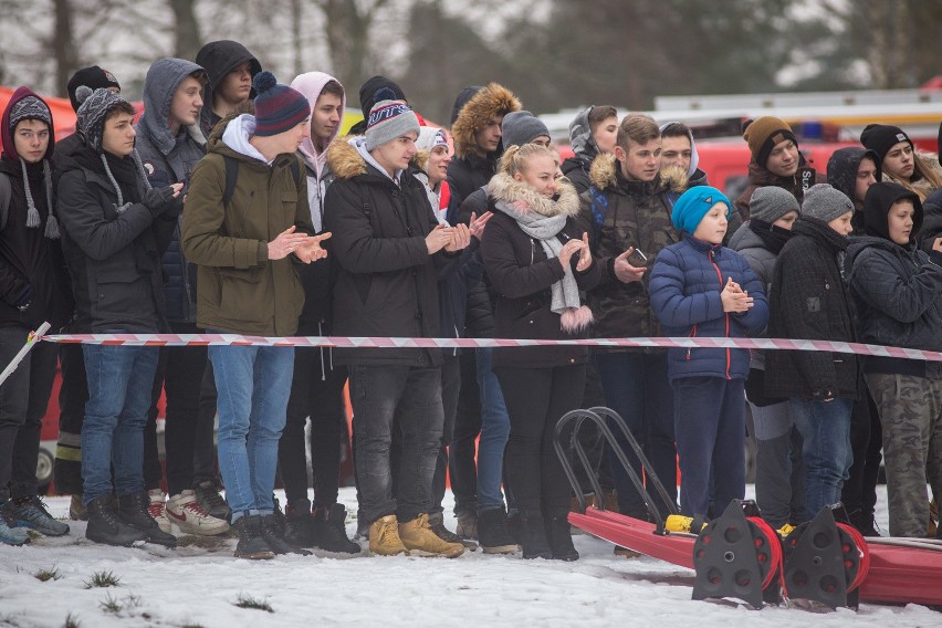 Pokazali jak zachować się na załamanym lodzie