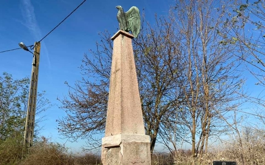 Rozpoczął się remont pomnika w Topoli. Monument upamiętnia ofiary mordu dokonanego przez Niemców  w 1944 roku [ZDJĘCIA]