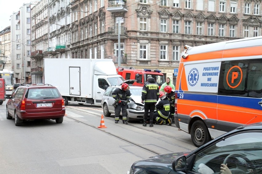 Zderzenie dwóch aut na Nowowiejskiej. Torowisko było zablokowane