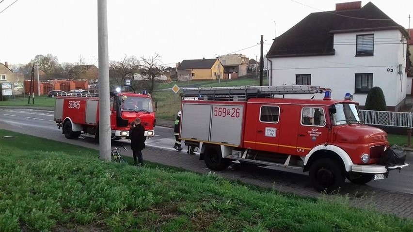 Uszkodzony dach budynku przy ul. 1 Maja w Pietrowicach...