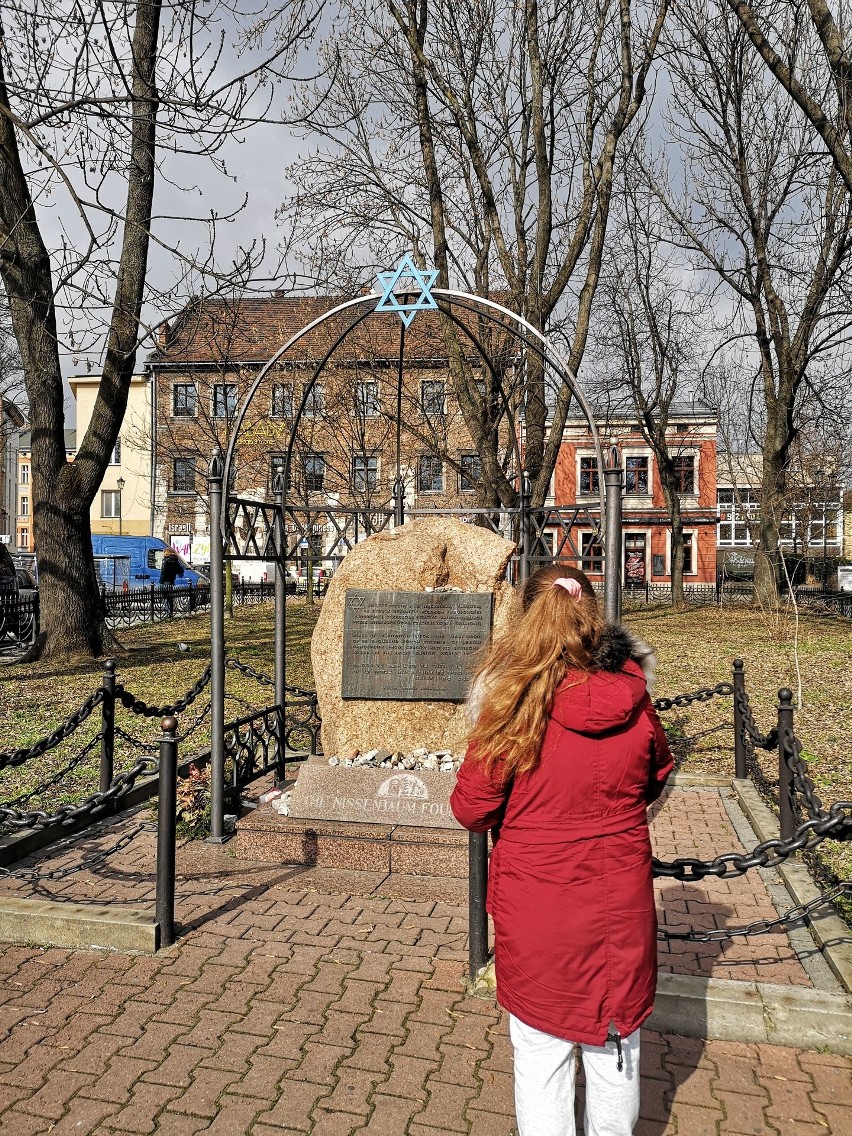 Kraków. W marcu jak w garncu - trochę śniegu i nieco słońca. Mieszkańcy korzystają z zimowo-wiosennej pogody [ZDJĘCIA]