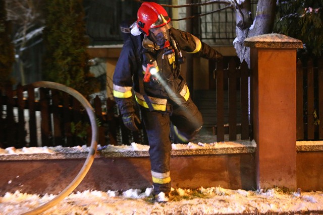 Aby dojść do miejsca pożaru, strażacy musieli wyciąć część płotu na sąsiedniej posesji