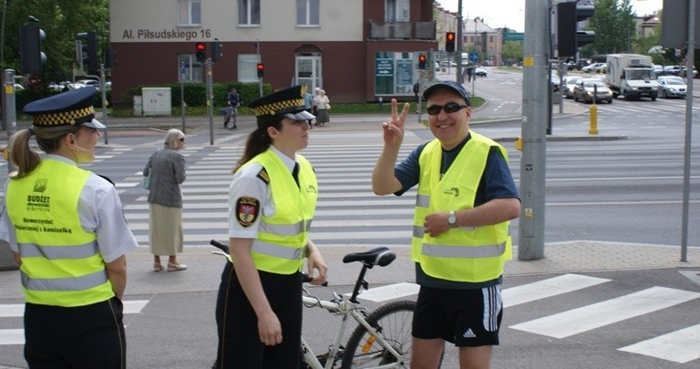 Straż Miejska w Białymstoku rozdaje kamizelki odblaskowe