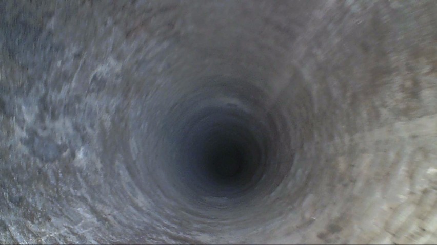 Odkrycie przy Bramie Krakowskiej. Zaglądamy do studni, którą odkryto podczas remontu deptaka (WIDEO)