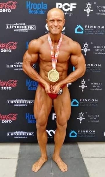Łukasz Ostrowski ćwiczący w ostrołęckim Klubie Sportów Sylwetkowych KUŹNIA wywalczył złoty medal w kulturystyce