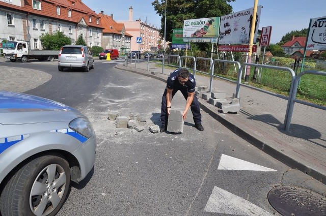 Brawo dla policjanta, który posprzątał ruchliwe rondo koło stacji PKP.
