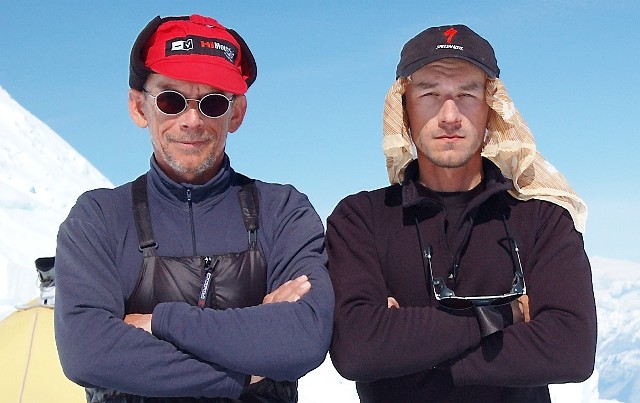 Lech Flaczyński (z lewej) i jego syn Wojciech razem zdobyli szczyt Mt Logan i spłynęli kajakiem dzikimi rzekami dalekiej północy ponad 1.860 km!