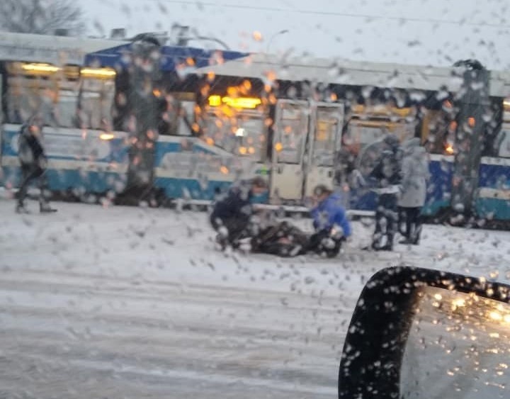 Potrącenie mężczyzny na przejściu dla pieszych we Wrocławiu...