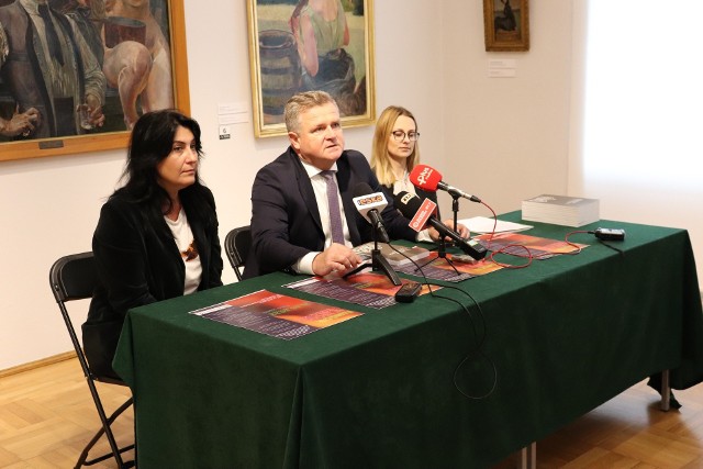 Na Noc Muzeów zapraszają Adam Duszyk, zastępca dyrektora Muzeum imienia Malczewskiego oraz Ilona Pulnar - Ferdjani i - z lewej i Magdalena Nosowska z Muzeum.