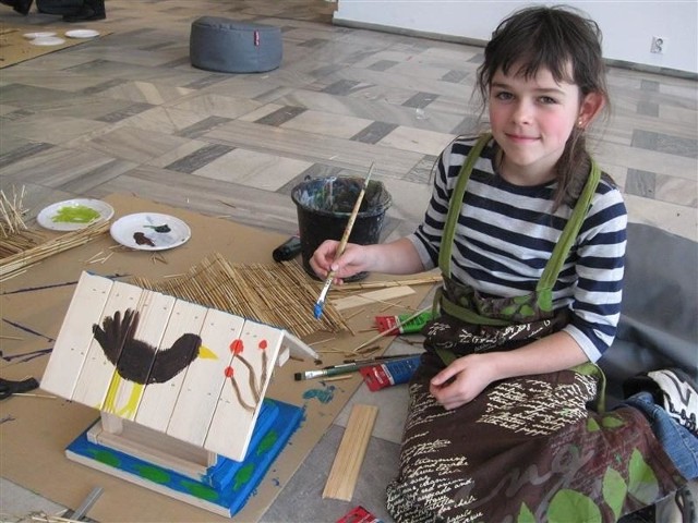 Ada z Walidróg pracowała dziś nad wiosennym karmnikiem dla ptaków w Galerii Sztuki Współczesnej w Opolu.