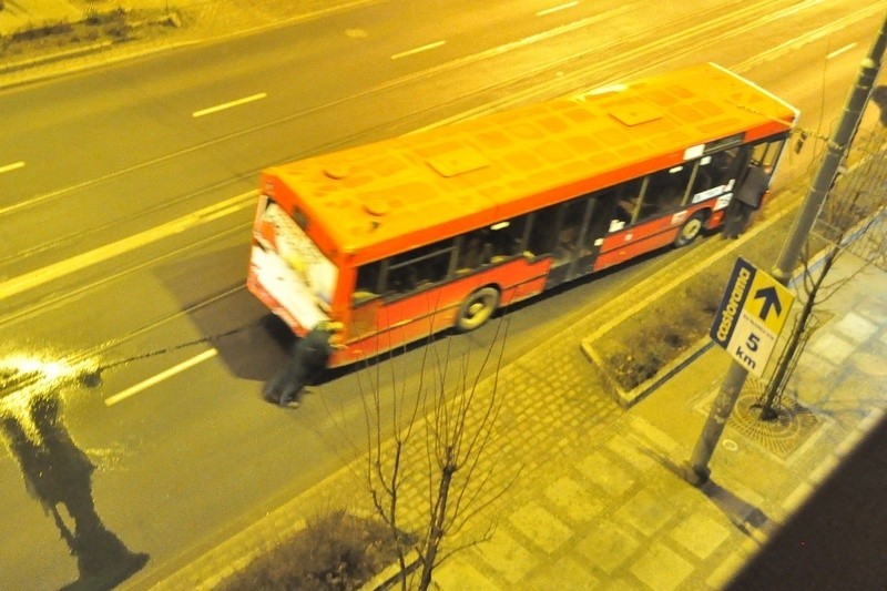 Kolizja pogotowia autobusowego z autobusem na ul. Krzywoustego