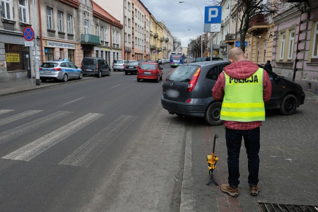 Do wypadku doszło w poniedziałek na ul. Mickiewicza w Przemyślu.- Kierująca nissanem, 60-letnia mieszkanka Przemyśla potrąciła na przejściu dla pieszych 10-letniego chłopca. Pieszy z bólem pleców został przetransportowany do szpitala na badania - powiedziała sierż. szt. Marta Fac z KMP w Przemyślu.Kierująca samochodem była trzeźwa. Policjanci ustalają dokładne okoliczności zdarzenia.POPULARNE NA NOWINY24: