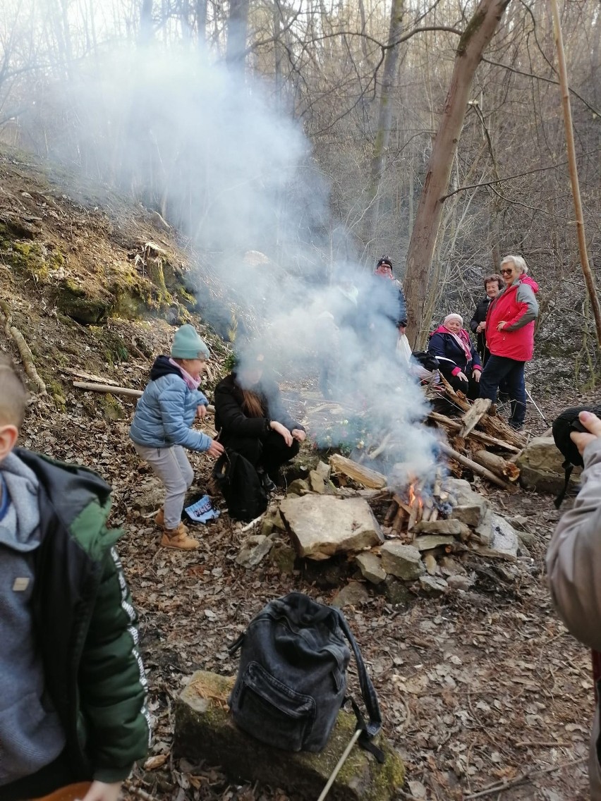 Szukali wiosny w gminie Kunów. Była wędrówka i wspólne ognisko 