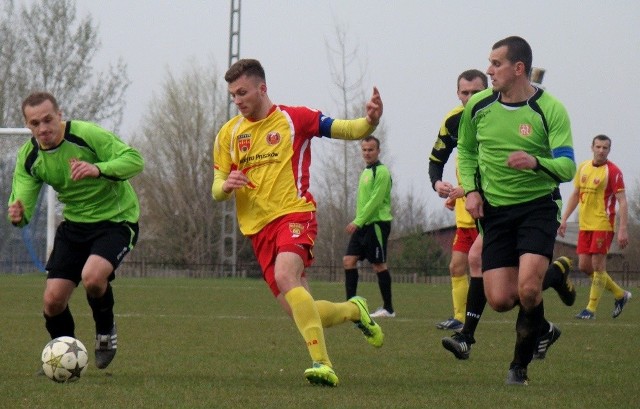 Piłkarze Szydłowianki Szydłowiec (w zielonych koszulkach) wygrali 1:0 z Mazowszem Grójec.