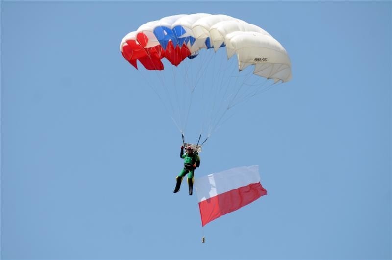 Opole: Pokaz skoków spadochronowych w wykonaniu sekcji...