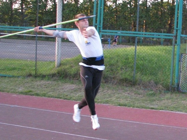 Dawid Kościów pilnie trenuje na stadionie w Ustce. Oszczepnikowi Lekkoatletycznego Klubu Sportowego Jantar marzą się regularne i dalekie rzuty powyżej 75 metrów.
