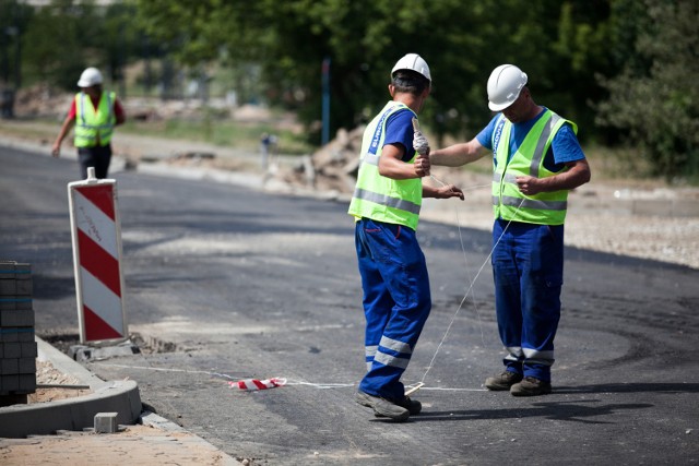 Władze powiatu i gminy dogadały się w ostatniej chwili. Podjęły salomonową decyzję: wspólnie wyremontują oba odcinki. 