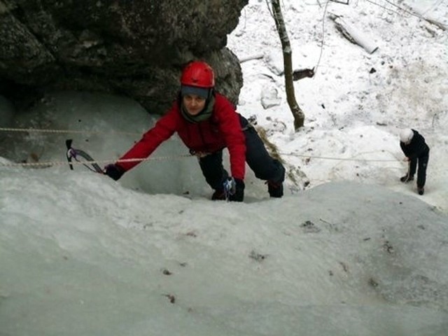 Anna Kawalec z Rzeszowa wspinająca się po lodospadzie.