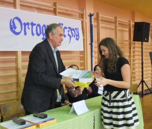 Weronika Król zajęła drugie miejsce, nagrodę wręcza jej autor dyktanda profesor Andrzej Markowski. 