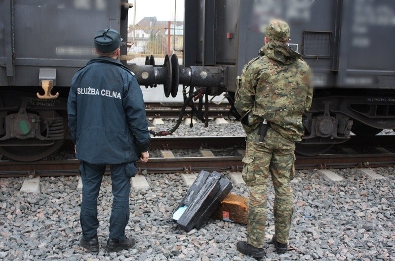 Papierosy w kołach i wagonach. Celnicy udaremnili kolejne próby przemytu